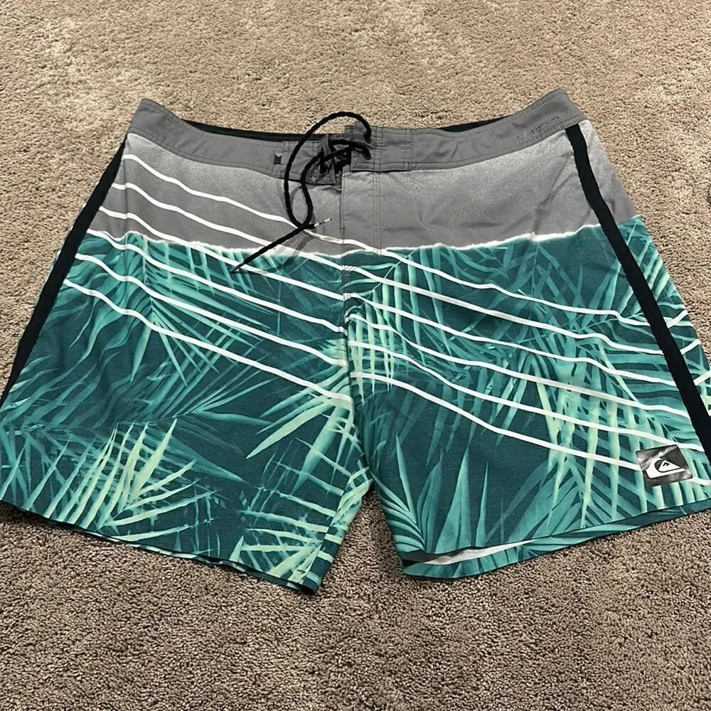 Quicksilver Boardshorts size 38 good condition !